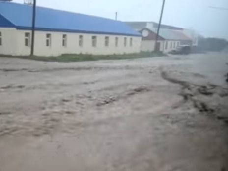 ﻿У Росії через тайфун річка змінила русло та затопила місто. Відео