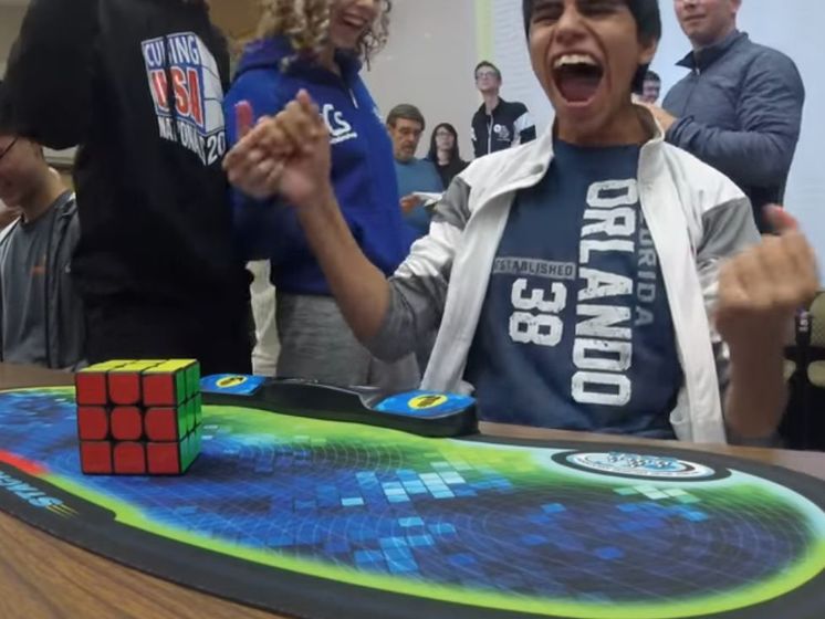 ﻿У США підліток установив новий рекорд зі складання кубика Рубіка. Відео