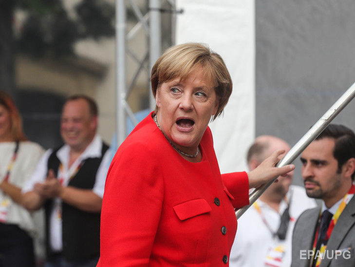 В Меркель во время предвыборной речи бросили помидоры