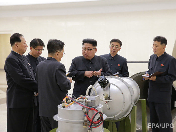 Пхеньян хочет показать, что знает, что такое настоящая ядерная боеголовка – эксперт о фото Ким Чен Ына с бомбой