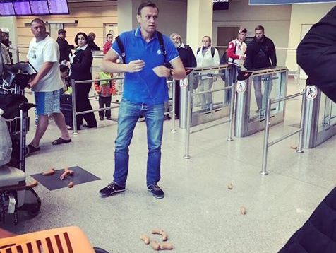 ﻿В аеропорту Домодєдово на Навального напали "лобурі" із сардельками