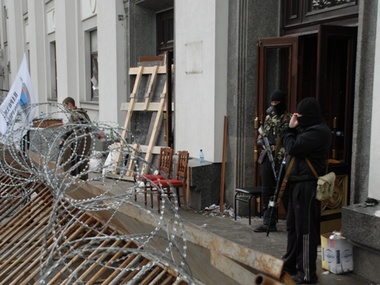 Административные здания в Луганске контролируют сепаратисты. Фоторепортаж