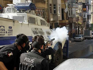 В Стамбуле полиция применила слезоточивый газ и водометы против демонстрантов