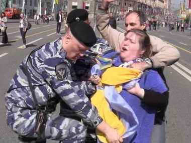 В Москве задержали четверых человек, развернувших флаг Украины