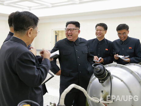 Фото, опубликованное государственным информагентством Северной Кореи 3 сентября 2017 года. Как сообщало агентство, Ким Чен Ын с чиновниками наблюдал за загрузкой ядерного двигателя в баллистическую ракету для водородной бомбы