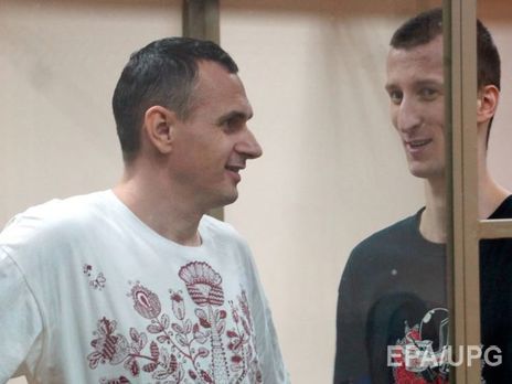 Правозащитник попросила проверить информацию о местонахождении Сенцова (слева)