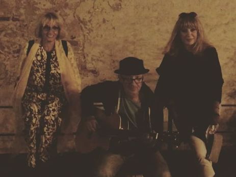 ﻿Пугачова та Вайкуле на вулиці в Ризі 