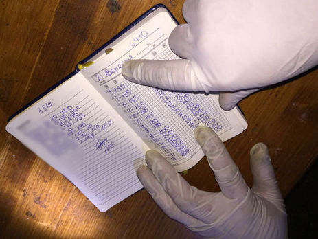 В Черновицкой области таможенники за взятки пропустили в Украину 800 авто на еврономерах – полиция