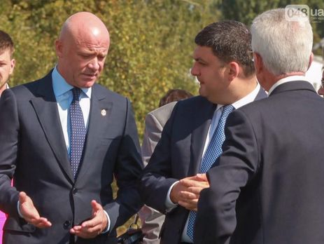 В Одессе Гройсман и Труханов заложили капсулу строительства новой взлетно-посадочной полосы