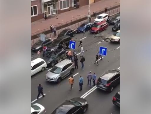 Очевидец снял, как из взорвавшегося авто в центре Киева достали ребенка. Видео