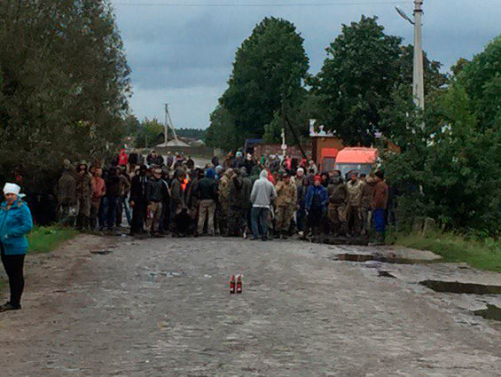 ﻿У Рівненській області добувачі бурштину почали кидати каміння в поліцейських, ті застосували зброю