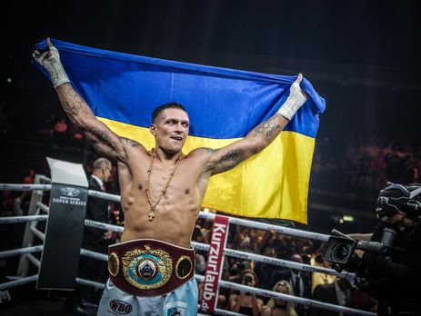 Усик победил Хука в четвертьфинале Всемирной боксерской суперсерии. Фоторепортаж