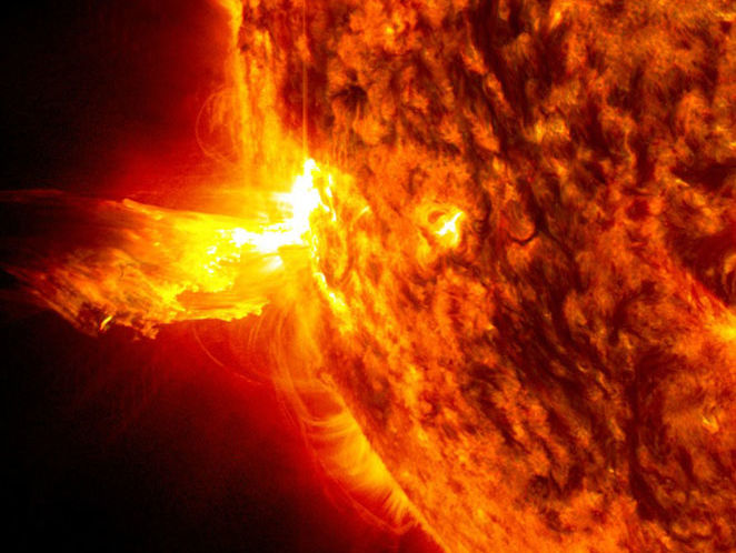 ﻿Хмара плазми після спалаху на Сонці "спалює" лінії поля Землі – російські вчені