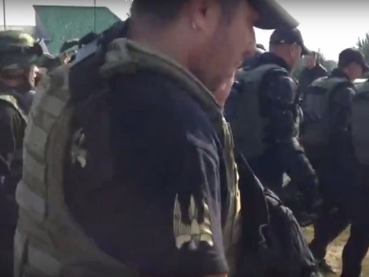 ﻿До "Краковця" прибули люди з нашивками батальйону "Донбас"
