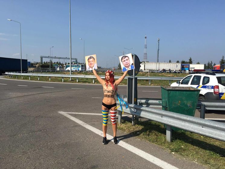 Біля пункту пропуску "Краковець" затримали голу активістку Femen
