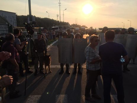 Автобус с нардепами и Саакашвили проехал шлагбаум на польской стороне границы