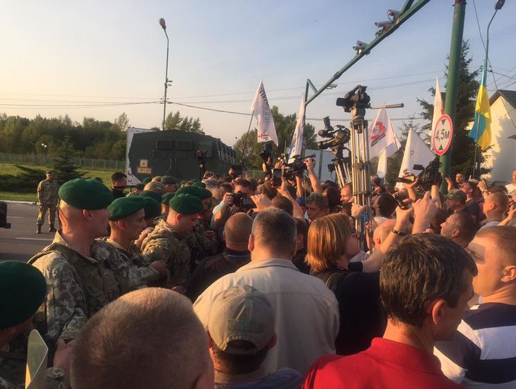 Залищук: К границе подтягиваются сотни людей, которые требуют пропустить Саакашвили