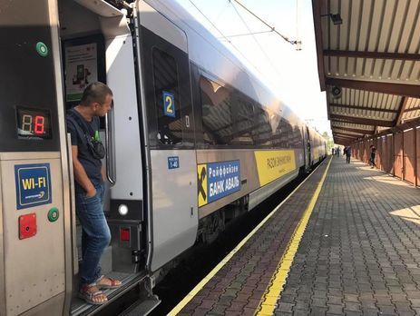 "Укрзалізниця" заявила, что остановившие поезд с Саакашвили работники компании действовали "в правовом поле"