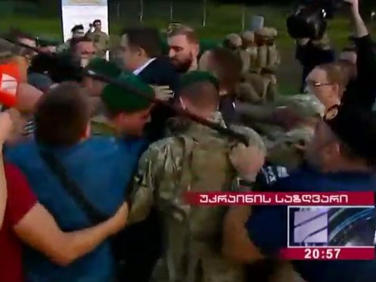 Сторонники Саакашвили прорвали границу и провели его на территорию Украины. Видео