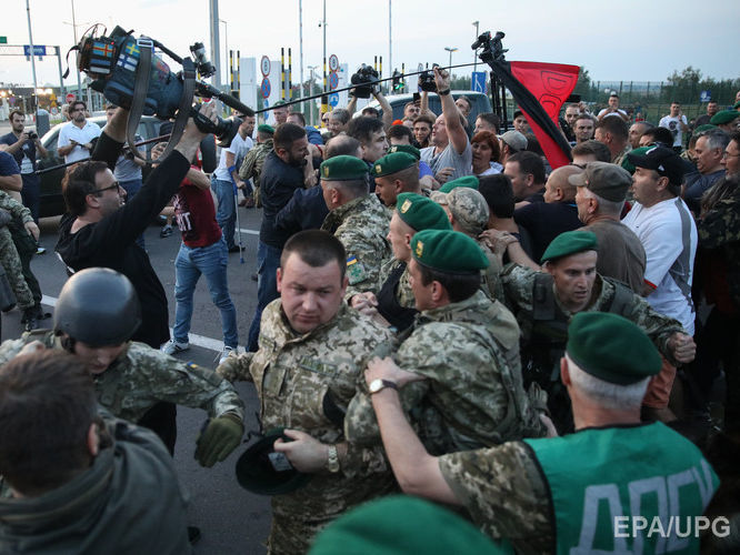 Госпогранслужба Украины показала, как толпа с Саакашвили прорывалась через границу. Видео