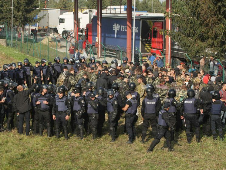 Біля пункту пропуску "Краковець" поліція затримала понад сто осіб у камуфляжі