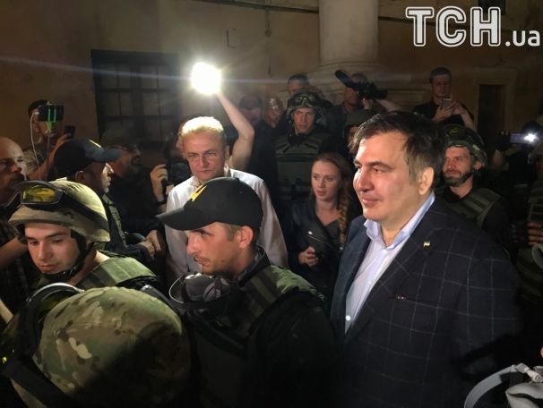 ﻿Саакашвілі повечеряв у ресторані Львова під охороною бійців батальйону "Донбас" – ЗМІ