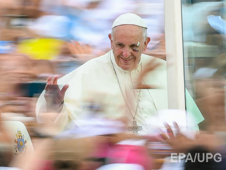 В ходе визита в Колумбию папа римский рассек бровь, ударившись в автомобиле