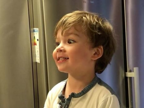 Галкин учит сына обращаться со столярными инструментами