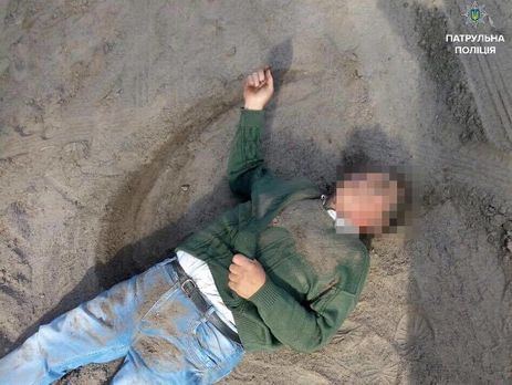 В Черкассах задержанный патрульными мужчина упал не землю и начал ее есть