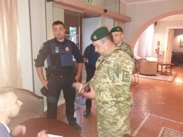 Пограничники и полиция прибыли в отель, где живет Саакашвили. Трансляция