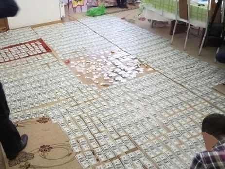 ﻿ГПУ вилучила у низки чиновників часів Януковича $200 тис., 3 кг золота і зерна на 200 млн грн