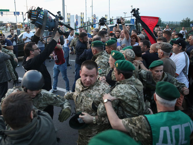﻿Поліція викликала на допит депутатів Тимошенко, Власенка, Добродомова, Дерев'янка та Костенка у зв'язку з подіями на кордоні 10 вересня
