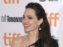 Джоли в Канаде представила фильм 