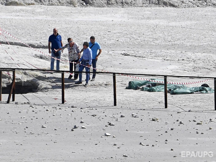 В Италии двое взрослых и ребенок провалились в кратер вулкана и погибли