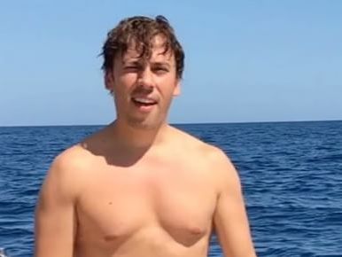 Галкин в плавках выгулял собаку