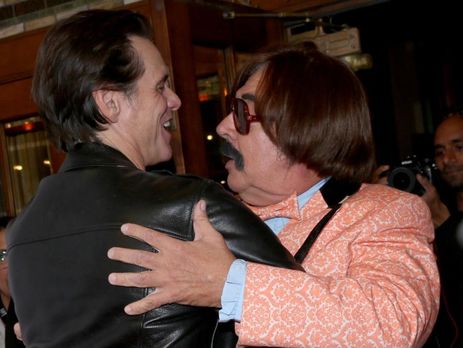 Джим Керри поцеловал мужчину в губы