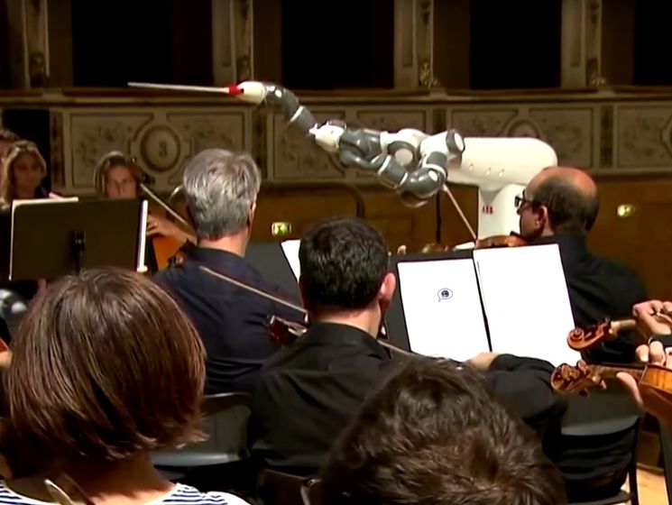 В Италии робот дирижировал оркестром, аккомпанирующим тенору Бочелли. Видео