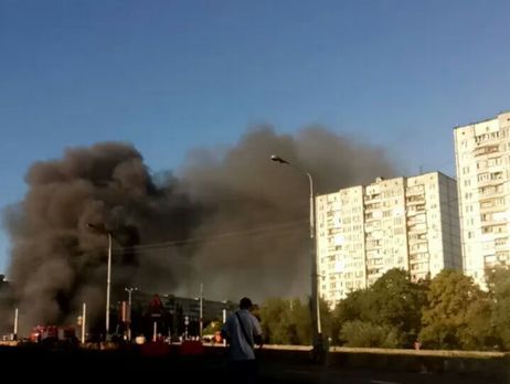 На рынке в Киеве возник крупный пожар, остановлено движение трамваев. Фоторепортаж