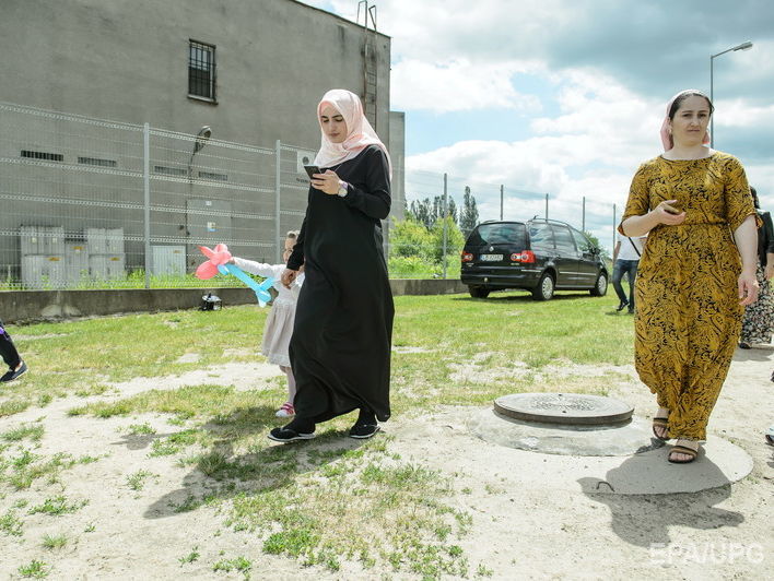 В Чечне активисты движения "Карфаген" в соцсетях преследуют девушек за фотографии без платка и в коротких юбках – СМИ
