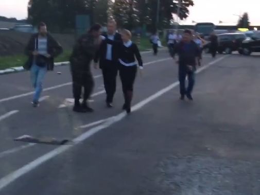 ﻿Опубліковано кадри, як Тимошенко під ручку з активістом перейшла кордон у пункті пропуску "Шегині". Відео