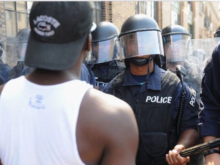 В США в ходе протестов против оправдательного приговора за убийство афроамериканца ранены девять полицейских