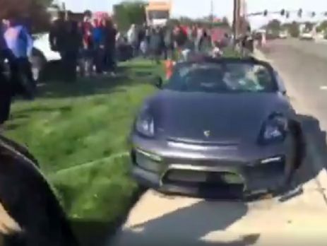В США Porsche врезался в толпу людей, есть пострадавшие