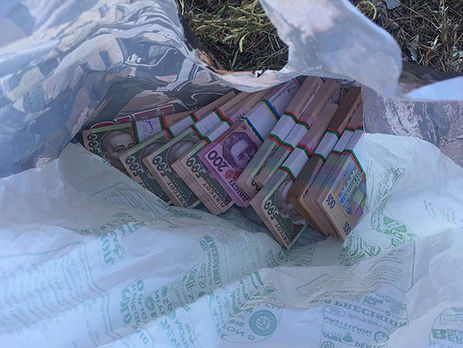 Полиция задержала двух следователей Госфискальной службы по подозрению в получении $20 тыс. взятки