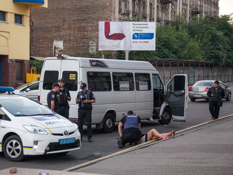 В центре Днепра девушка выпала из маршрутки. Видео