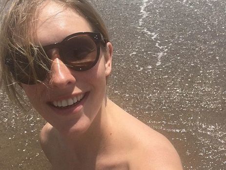 Осадчая показала обнаженные ноги