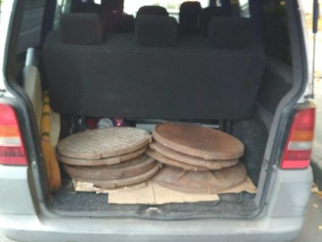 В Киеве задержали Mercedes, в котором было 14 украденных канализационных люков