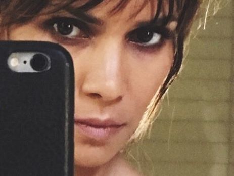 ﻿51-річна Голлі Беррі одягнула прозоре плаття