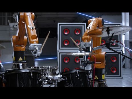 В клипе роботы играют на музыкальных инструментах