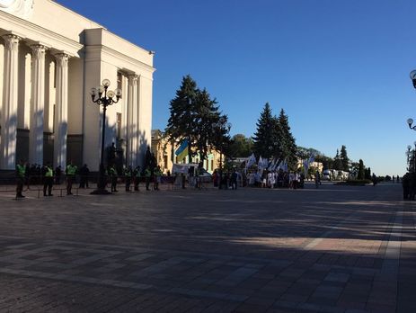 Под Верховной Радой митингуют медики