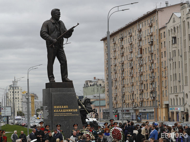 ﻿У Москві на відкритті пам'ятника Калашникову затримали активіста з плакатом "Конструктор зброї – конструктор смерті"